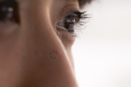 饱含泪水的眼睛图片素材