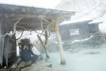 冬季雪天户外泡温泉的少女图片