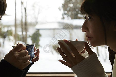 冬天女闺蜜一起泡温泉图片