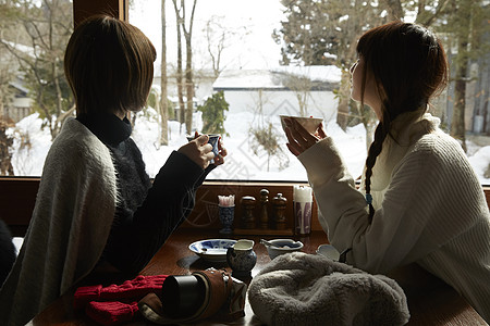 冬天女闺蜜一起泡温泉图片