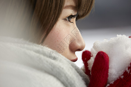 女孩在雪地里玩雪图片