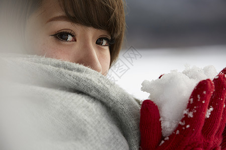 女孩在雪地里玩雪图片