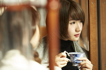 冬季在咖啡馆喝咖啡的女学生图片