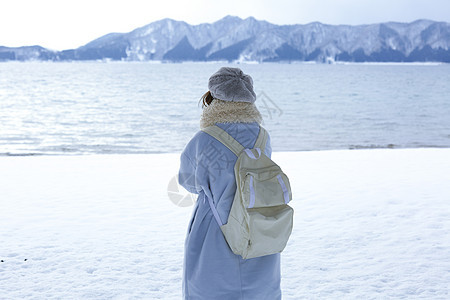 冬天雪地女孩背影图片