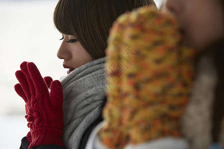 握着双手哈气取暖的少女图片