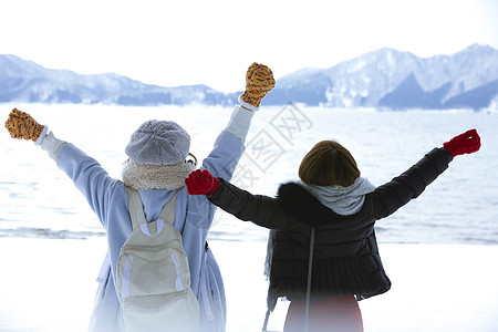 冬季景区旅游的少女背影图片