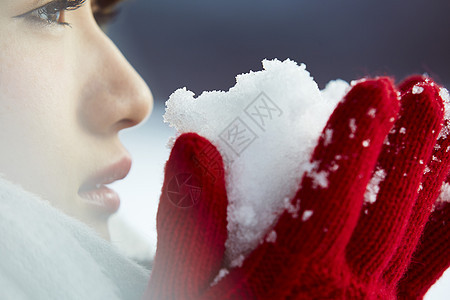 捧着雪的少女图片