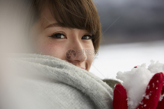 捧着雪微笑的少女图片