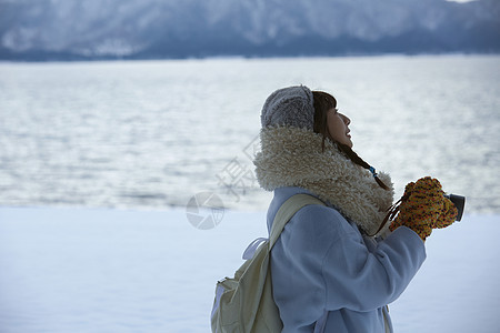 冬季旅游景区拍照留念的少女图片