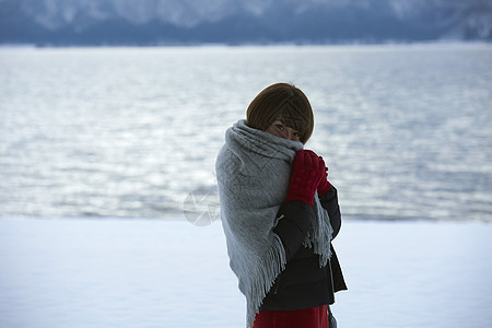 冬季雪景区湖畔的少女图片