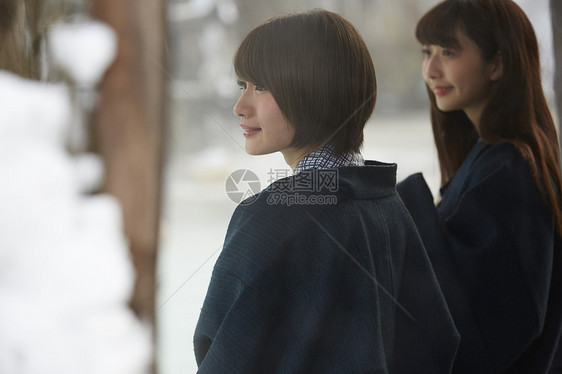 冬季温泉酒店度假的少女图片