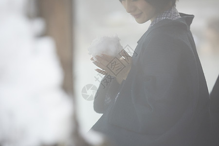 捧着大雪球的少女图片