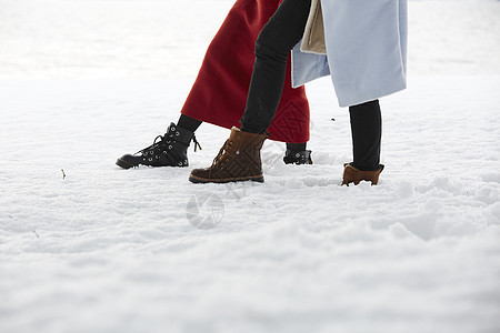 游览雪乡的女子图片