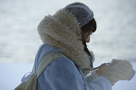 在雪乡的女子享受雪景图片