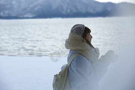 在雪乡的女子享受雪景图片