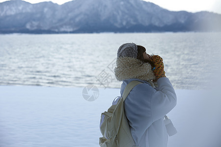 在雪地里享受美景的女子图片