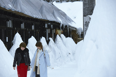 在雪地里享受美景的女子图片