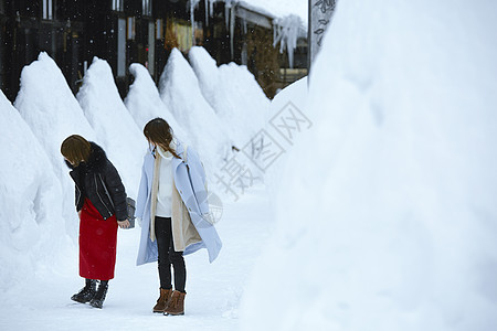 两个女人享受雪乡美景图片