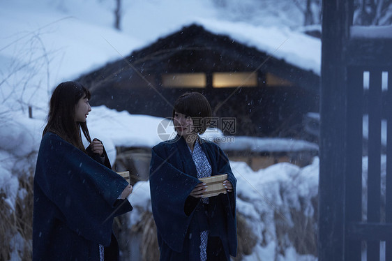 两个女人享受雪乡美景图片