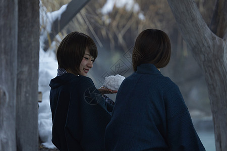 两个女人享受雪乡美景图片