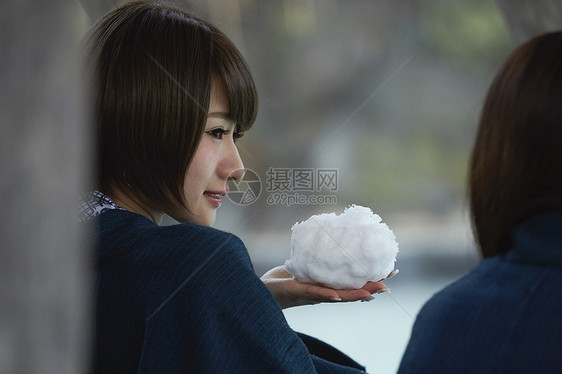 两个女人享受雪乡美景图片