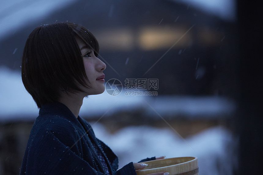 女生出游泡温泉侧面肖像照图片