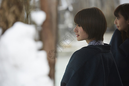 女生户外雪景照图片