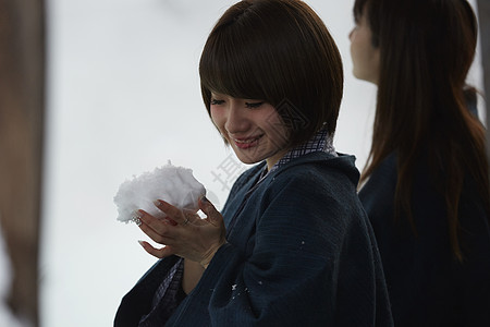 女生户外雪景肖像照图片