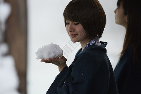 女生户外雪景肖像照图片