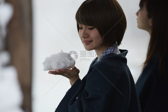 女生户外雪景肖像照图片