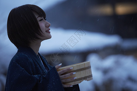 女生独自观光旅行肖像照图片