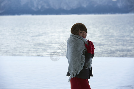 两个女人享受雪乡美景图片