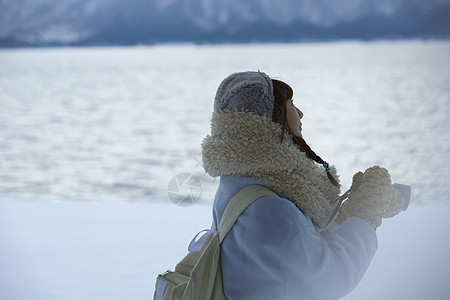 女生独自观光旅行肖像照图片