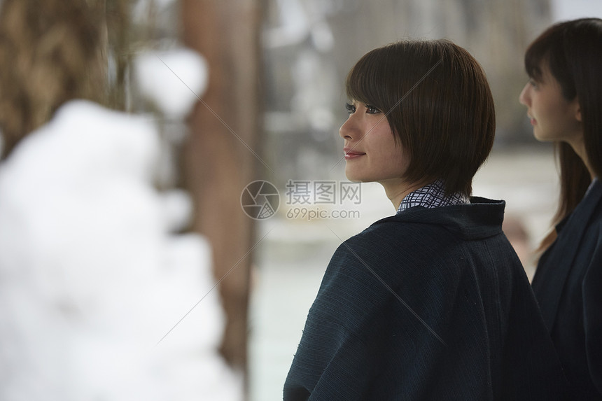 女生观光旅行肖像照图片