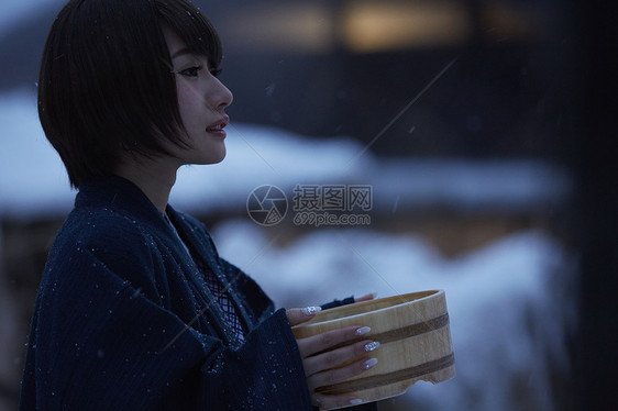 女生观光旅行肖像照图片