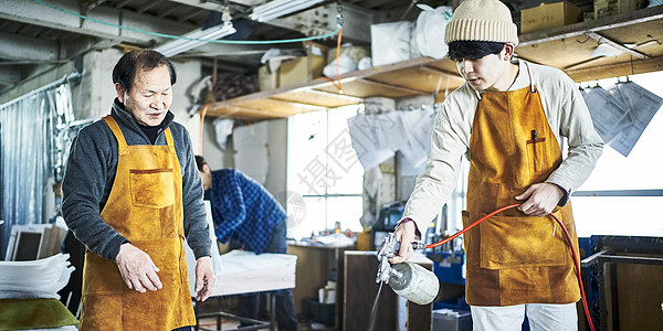 年轻的工匠学徒图片素材