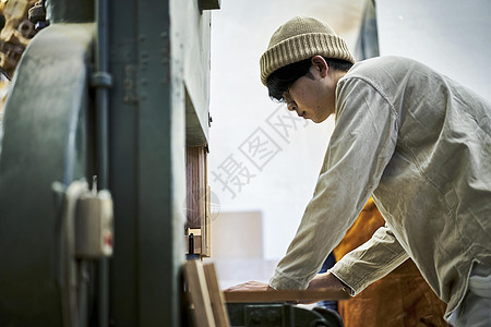 正在学习的年轻工匠学徒图片