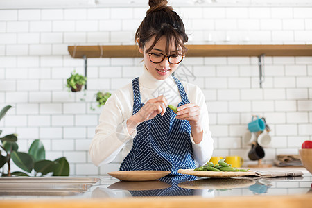 居家女性厨房处理食材图片