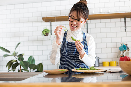 厨房烹调食物的居家女性图片