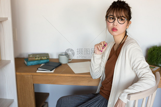 戴眼镜的女孩在书房写信图片