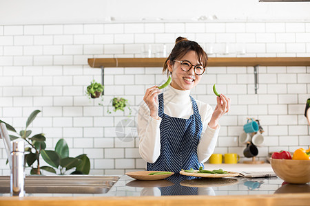 戴眼镜的女孩穿着围裙烹饪图片