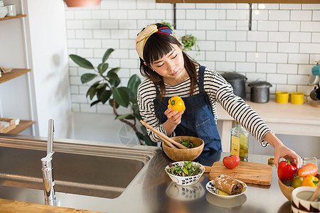 居家厨房制作料理的年轻女性图片