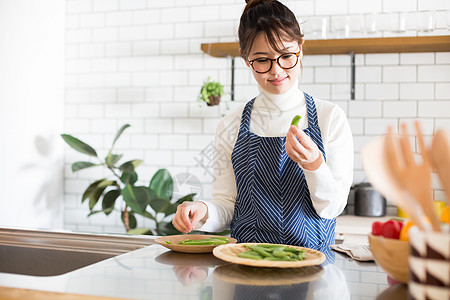 厨房处理食材的居家女性图片