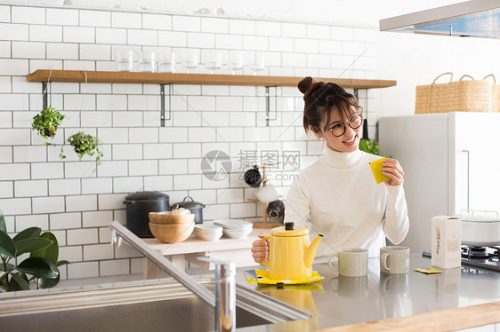 厨房泡茶的居家女性图片