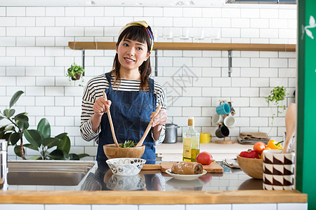 居家女性厨房烹调食物图片