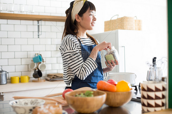 居家厨房烹调食物的女青年图片