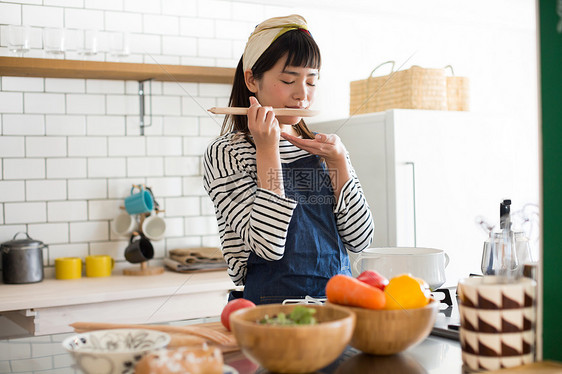 居家厨房烹调食物的女青年图片