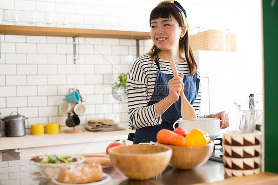 居家厨房烹调食物的女青年图片