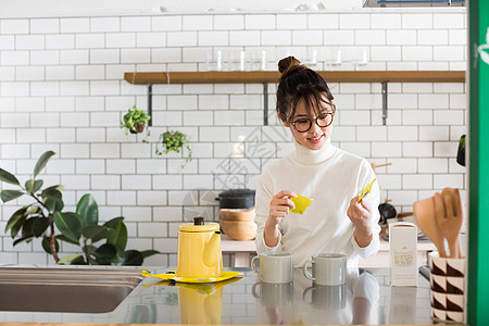 厨房烧水泡茶的女青年图片