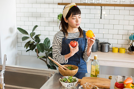 青年女性在厨房烹饪图片